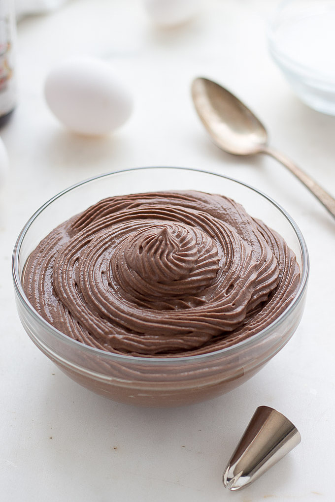 This low carb chocolate pastry cream is great as a pastry and pie filling or the perfect homemade keto pudding. LCHF, Thm
