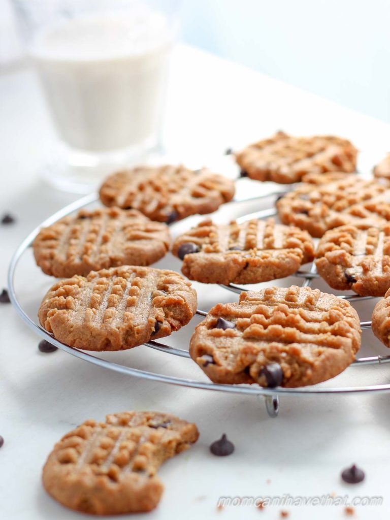 These crispy Six Ingredient Peanut Butter Chocolate Chip Cookies are so easy a 10 year old can make them. low carb, gluten-free, dairy-free, keto, thm | lowcarbmaven.com