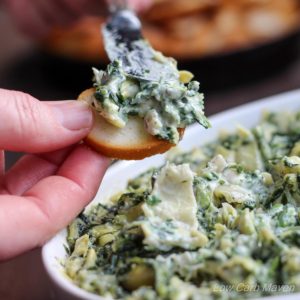  Feta Spinach Artichoke Dip is fast and tasty! / Carbo, sem glúten, cetogénico, thm / LowCarbMaven.com