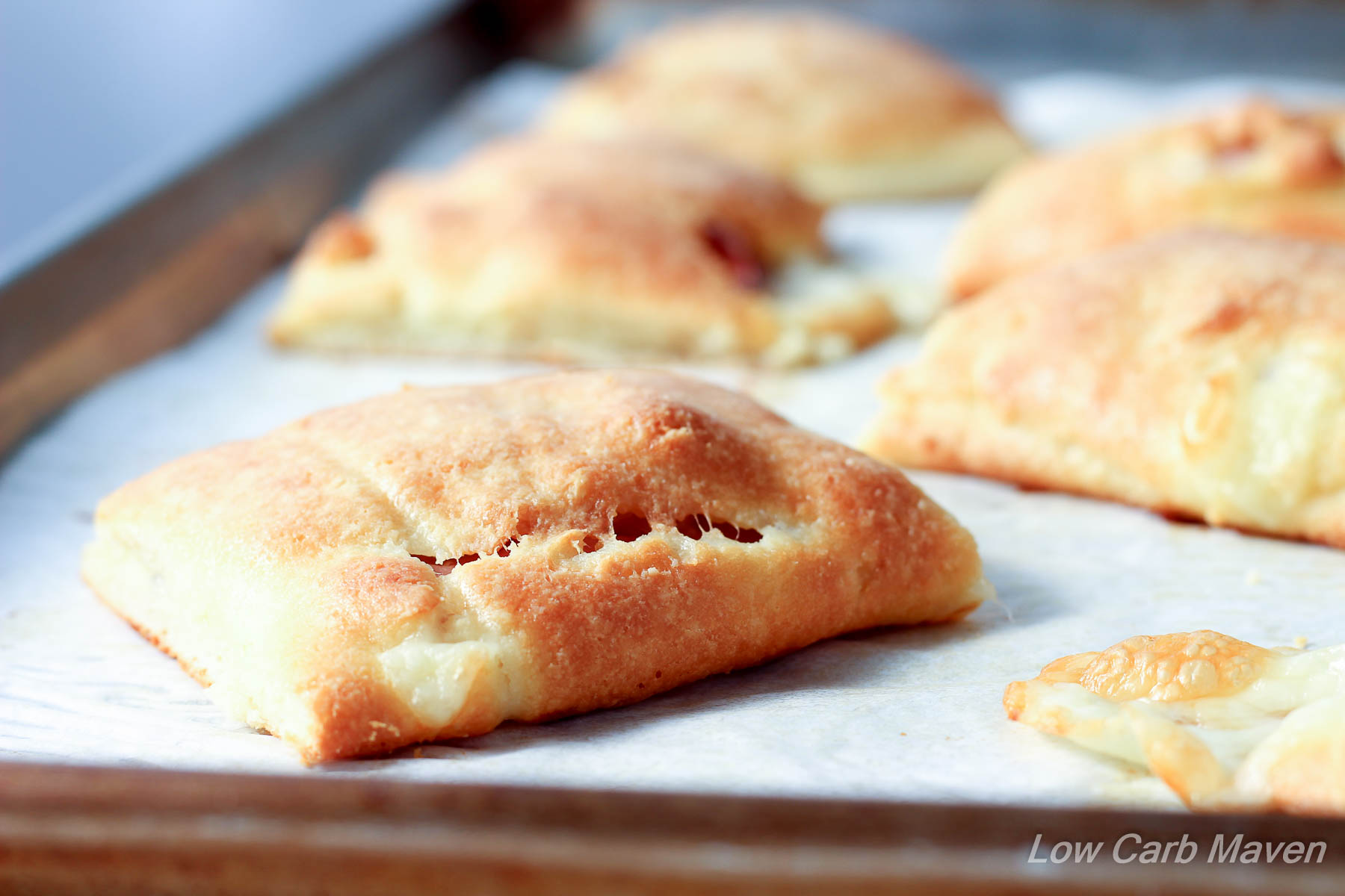 Low Carb Ham and Cheese Pockets make a great snack at 3 net carbs each! | low carb, gluten-free, Keto, THM 