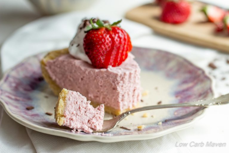 An easy no-bake strawberry cream pie with great fresh strawberry flavor! | low carb, gluten-free, keto, thm