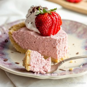 An easy no-bake strawberry cream pie with great fresh strawberry flavor! | low carb, gluten-free, keto, thm