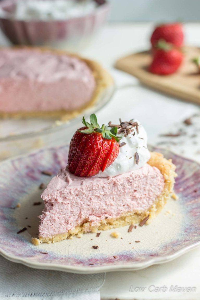 An easy no-bake strawberry cream pie with great fresh strawberry flavor! | low carb, gluten-free, keto, thm