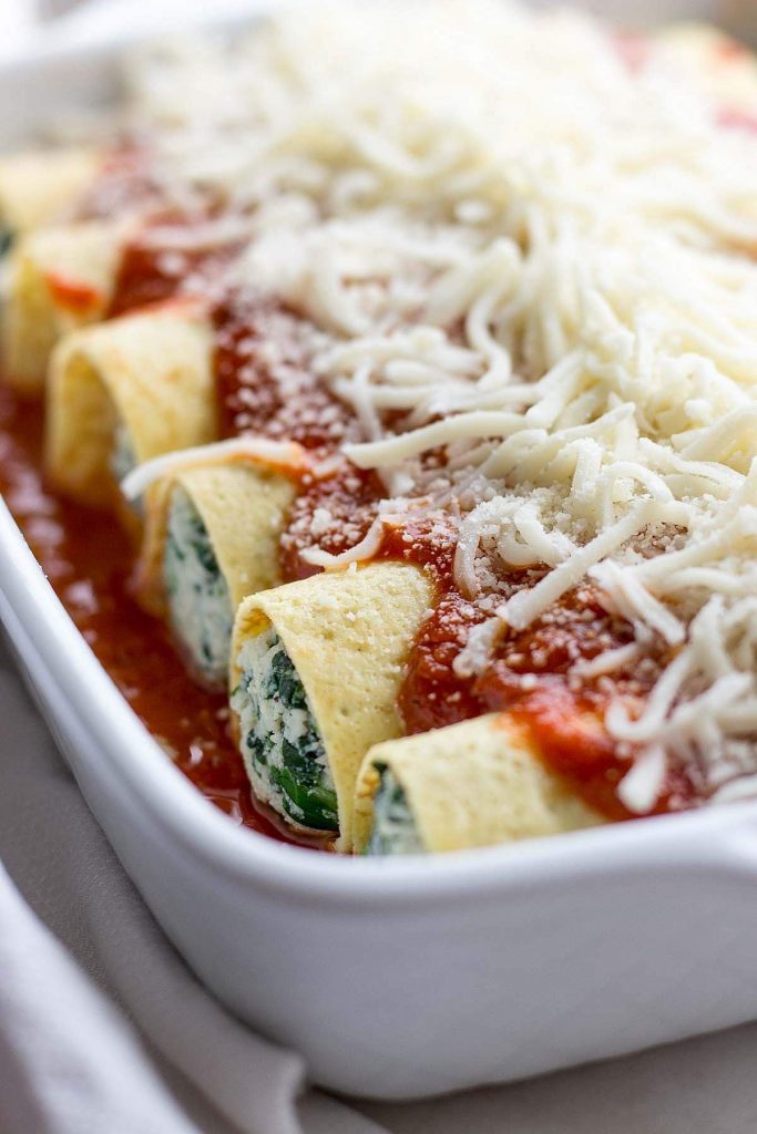 Spinach manicotti stuffed with spinach and ricotta cheese stuffing.