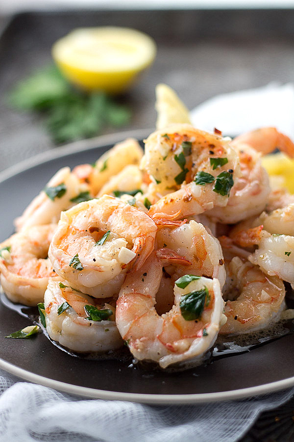 Camarão scampi com manteiga Finlandia, alho, limão e salsa. Camarão scampi com manteiga Finlandia, alho, limão e salsa. Baixo teor de carboneto, sem glúten, keto