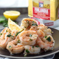 Des scampi de crevettes au beurre de Finlande, à l'ail, au citron et au persil. Faible en glucides, sans gluten, céto