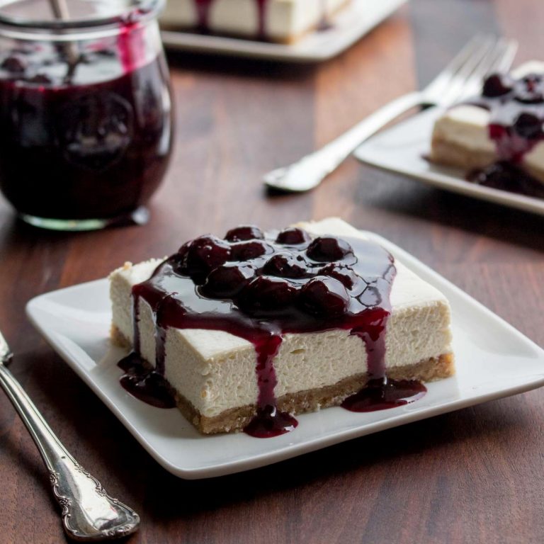 These low carb no-bake cheesecake bars are topped with a yummy blueberry sauce. | Low carb, Gluten- free, LCHF