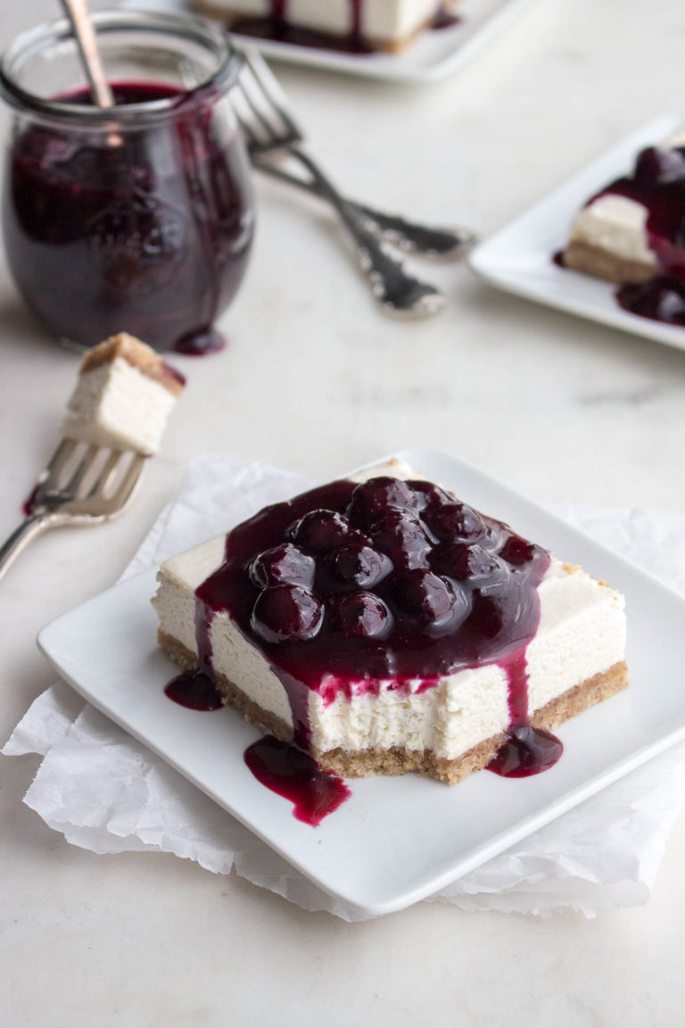 These low carb no-bake cheesecake bars are topped with a yummy blueberry sauce. | Low carb, Gluten- free, LCHF