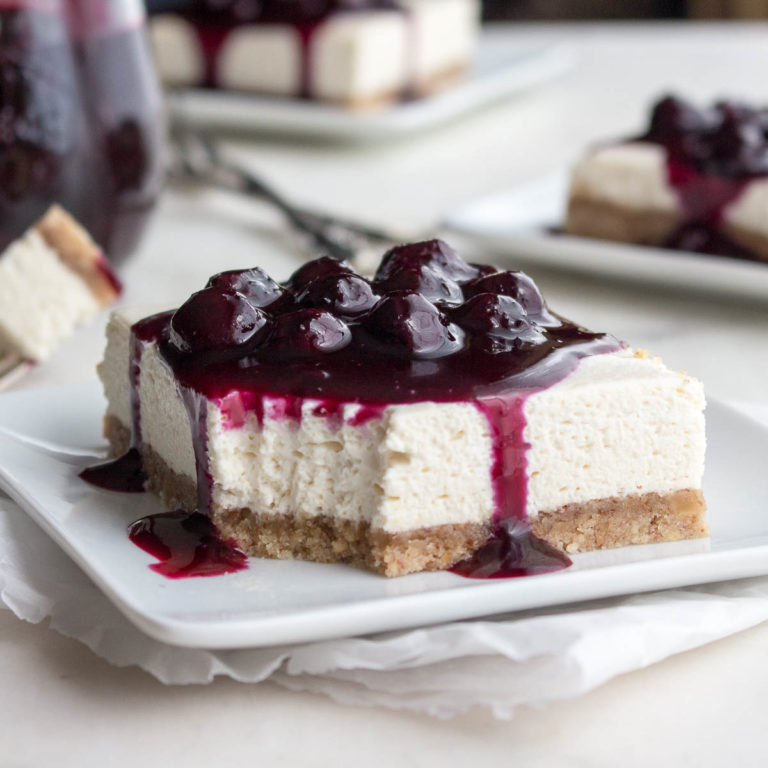 These low carb no-bake cheesecake bars are topped with a yummy blueberry sauce. | Low carb, Gluten- free, LCHF