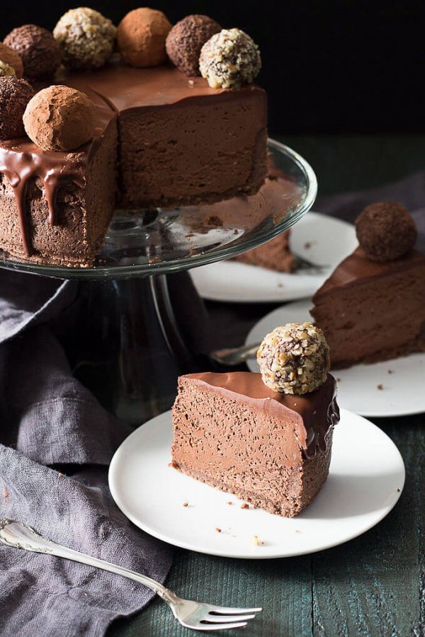 A low carb chocolate cheesecake with sugar free chocolate truffles and low carb ganache. Gluten free