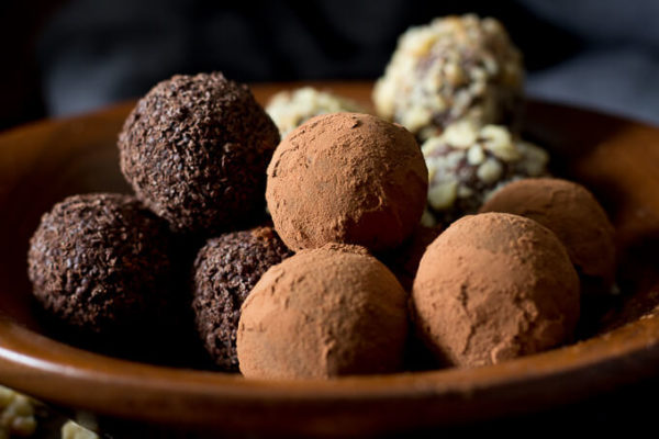 Easy sugar free chocolate truffles perfect for low carb and ketogenic diets. thm