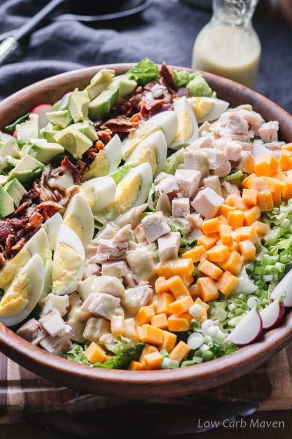 Een gezond Cobb salade recept met kip en zelfgemaakte Cobb salade dressing. #healthy #cobbsalad #chicken #lowcarb #keto