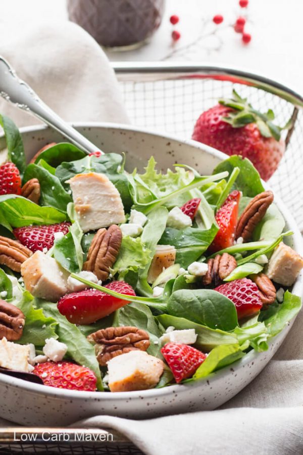 Spinach strawberry pecan salad with feta cheese and homemade balsamic vinaigrette. #strawberrysalad #spinachsalad #spinachstrawberrysalad #lowcarb #keto #balsamicvinaigretterecipe