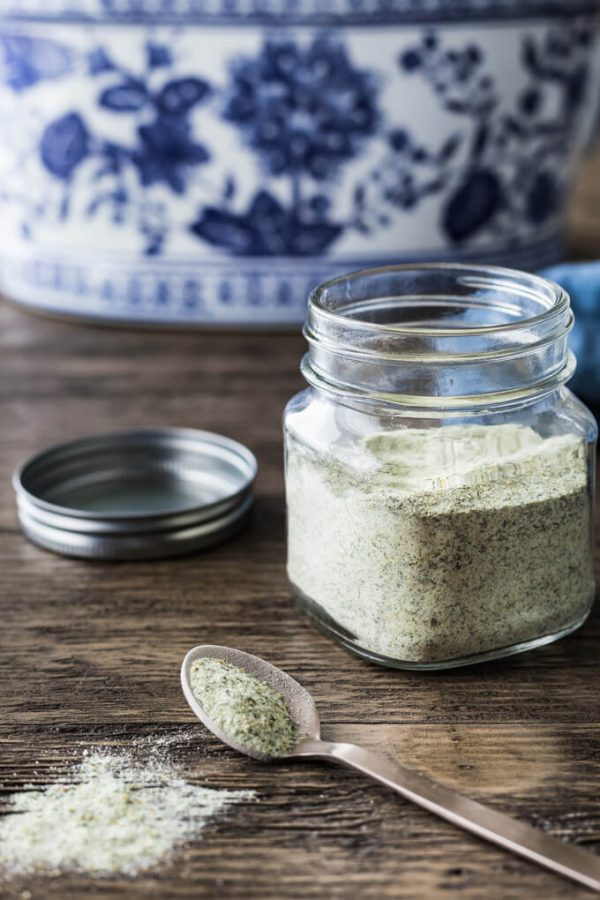 Homemade Ranch Seasoning Mis is perfect for dressings, dips, Mississippi Roast, or seasoning chicken wings! #ranchseasoning #ranchdressing #mississippiroast